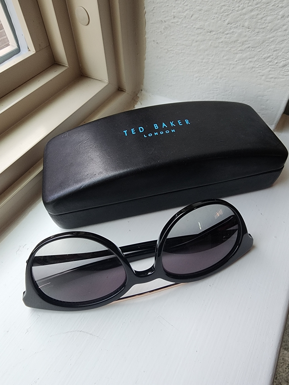 Ted Baker Black Sunglasses with Case - Picture 2 of 7